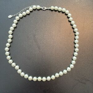 Claire's Elegant Pearl Necklace